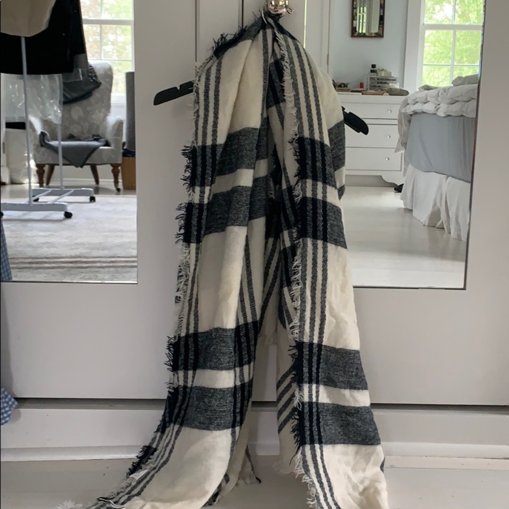 New! White and black plad scarf